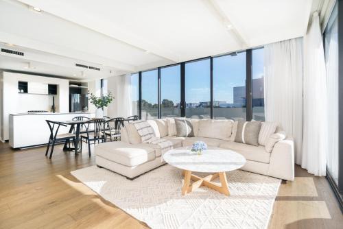 Kingston Apartment | Sub-Penthouse with Lake Views, Kingston Foreshore - Hosted by Canstay