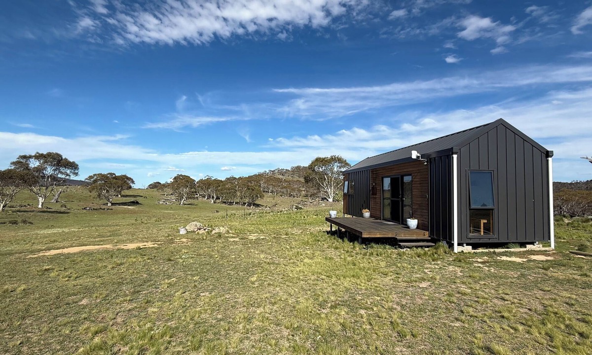 Jindabyne Cabin | Sugarloaf Hill, a quiet country escape only a short drive from town.