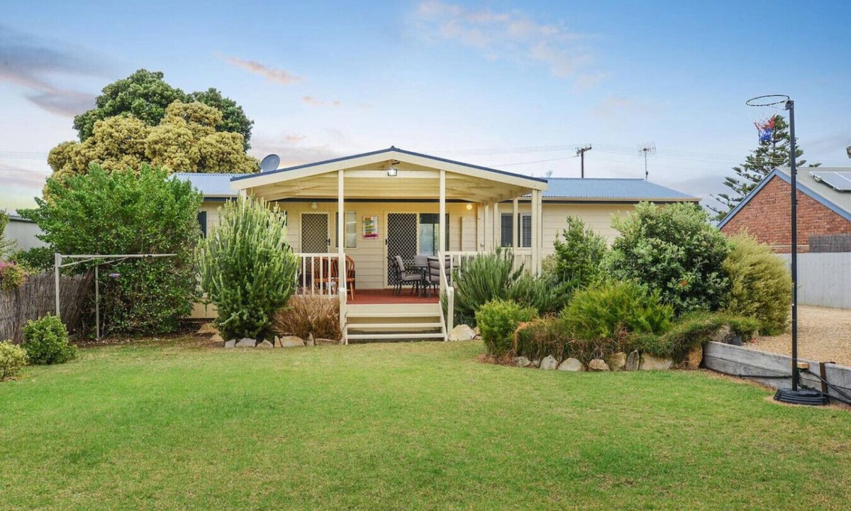 Middleton House | Summer Salt - 82 Padman Cres, Middleton