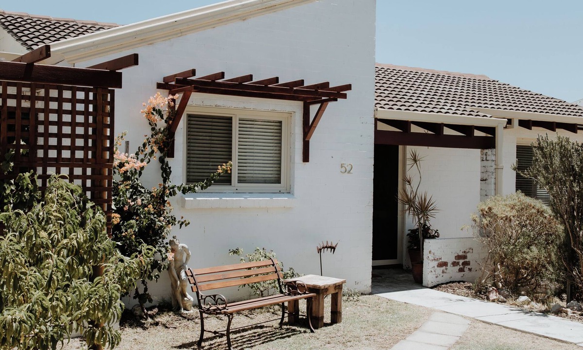 Two Rocks House | Sun drenched 70s beach house. Close to shops and beaches 🏖️
