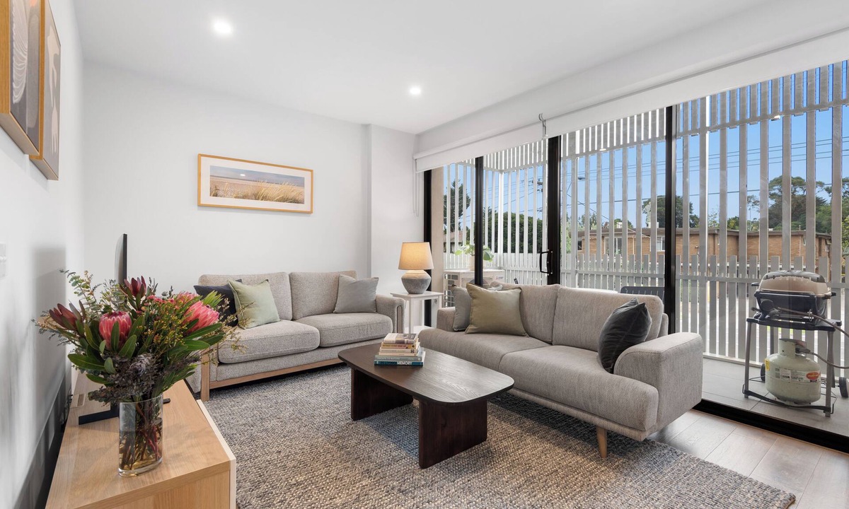 Caulfield North Apartment | Sun-Filled 2-Bed, 2-Bath Home, Caulfield Park — Sleeps 4, Balcony, Parking