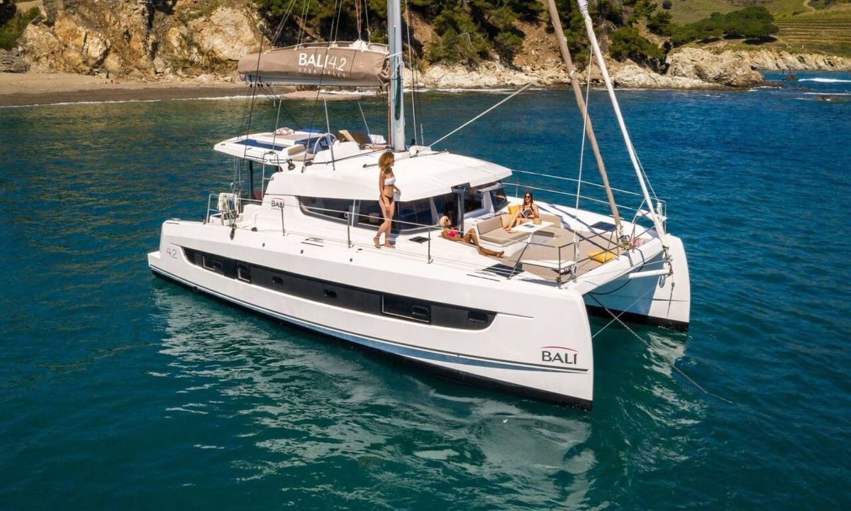 Airlie Beach Boat Rental | Sun-Kissed Sailing Adventure in Gran Barrera de Coral from Playa Airlie, Queensland