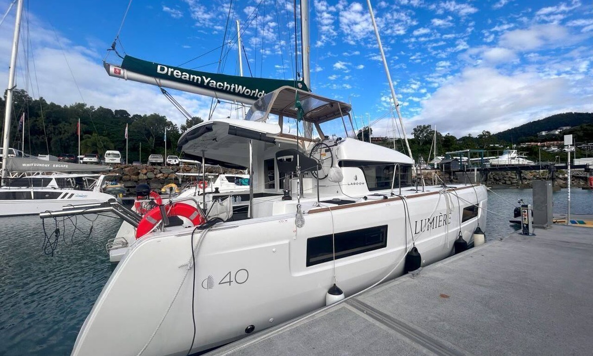 Airlie Beach Boat Rental | Sun-Kissed Sailing Adventure in Gran Barrera de Coral from Playa Airlie, Queensland