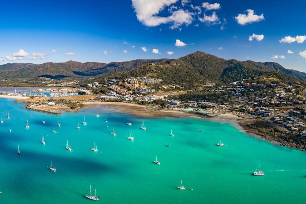 Airlie Beach Boat Rental | Sun-Kissed Sailing Adventure in Gran Barrera de Coral from Playa Airlie, Queensland