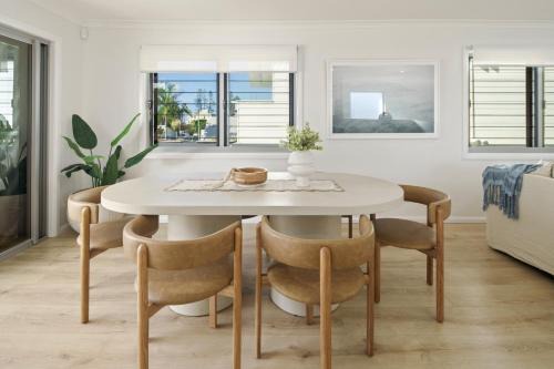 Mermaid Beach House | Sunbrite Breeze - Poolside Relaxation by the Sea
