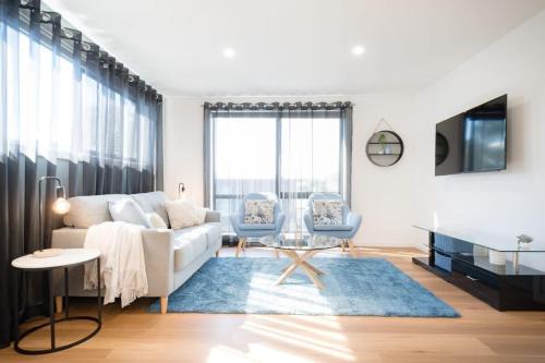 West Launceston Apartment | Sunny Delight: WiFi & Parking