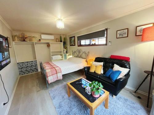 Blackmans Bay Apartment | Sunny Garden Home - Massage Chair - Near Beach & CBD