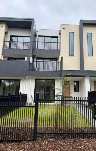 Mooroolbark House | Sunny Nook Townhouse by Mooroolbark Train Stop Ground Floor Self Check-in
