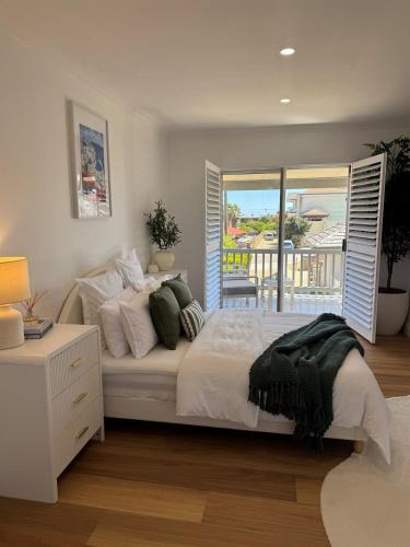 Scarborough Villa | Sunset Coast Retreat - Walk to beach - Free Parking