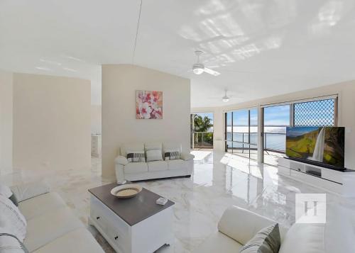 Toukley House | Sunset Lakehouse