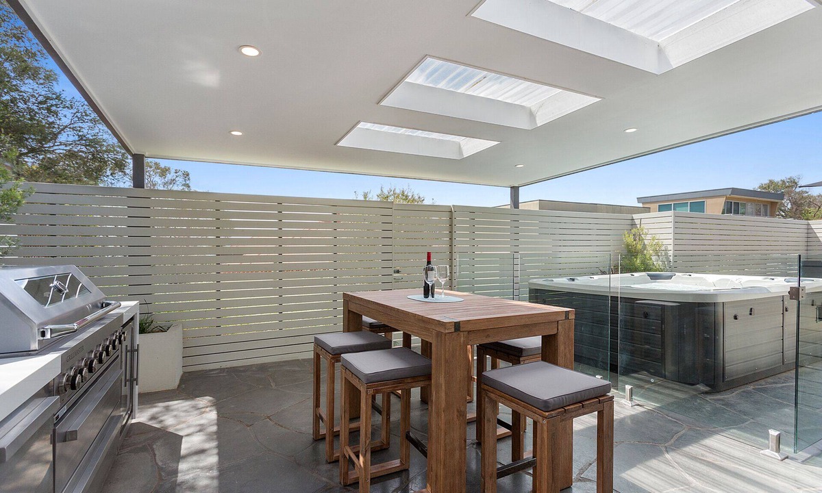 Rye House | Sunset on the Hill - large house with spa and view