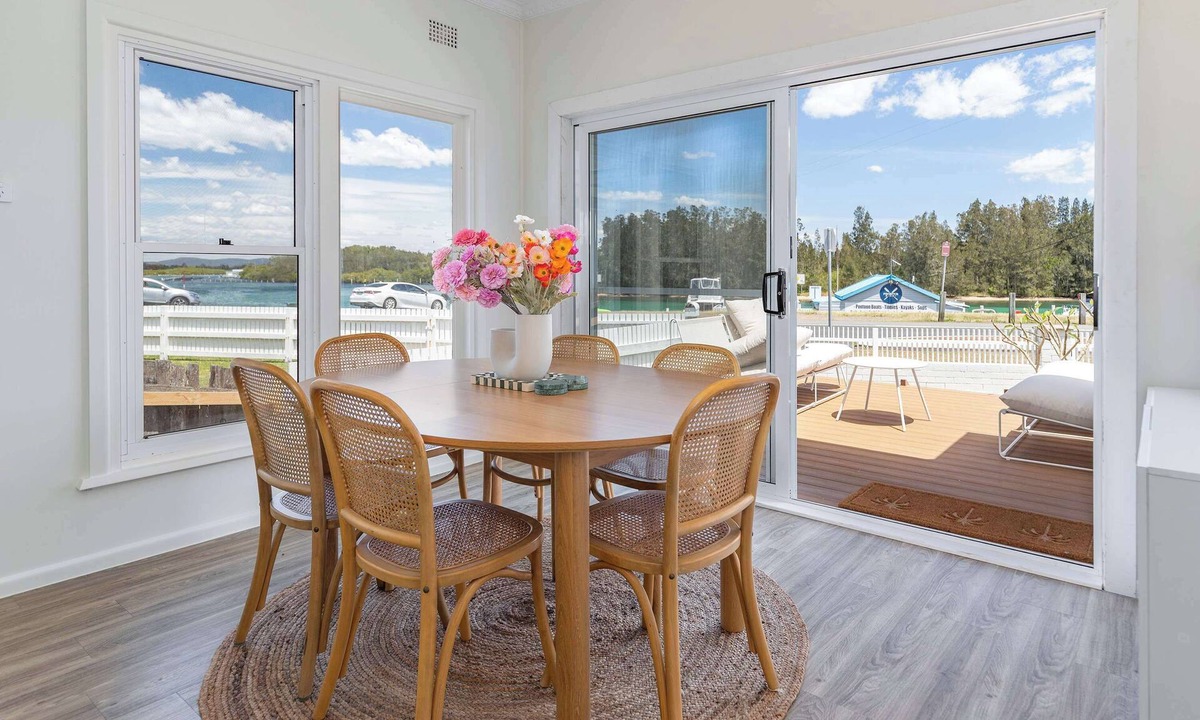 Forster House | Sunset Sisters - Lakefront Villas - Forster