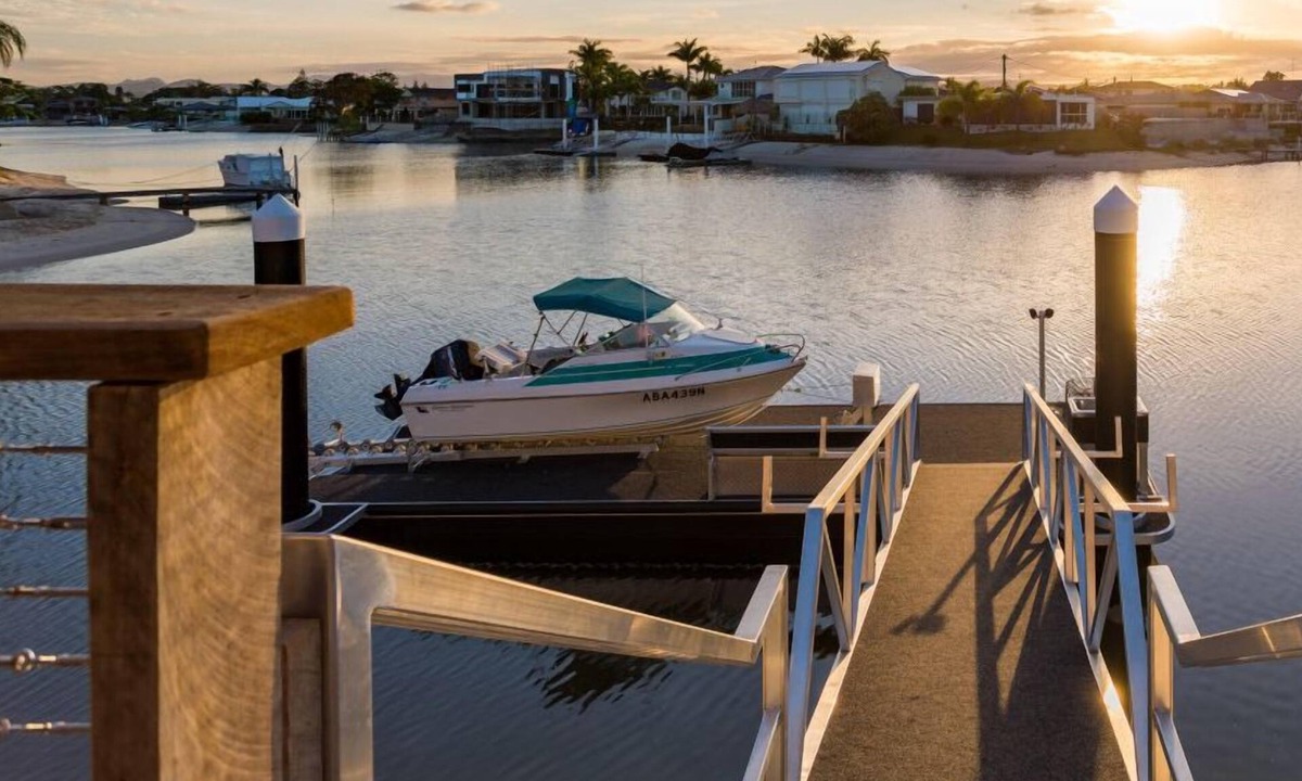 Broadbeach Waters House | Sunset Waters- Wrap-around Point Position with Wide Water Views