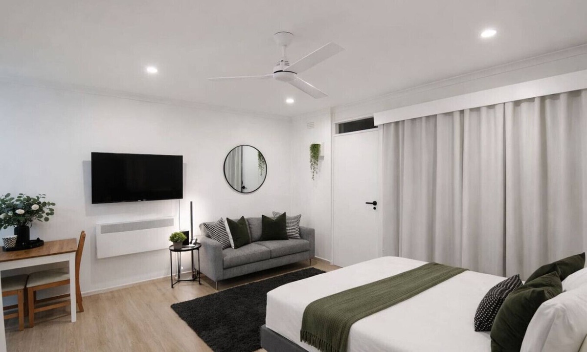 St. Kilda East Apartment | Superb Studio, Great Value in St Kilda East