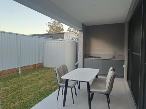 Guildford West House | Superior Twin Room in Spacious and Modern Home - NR10