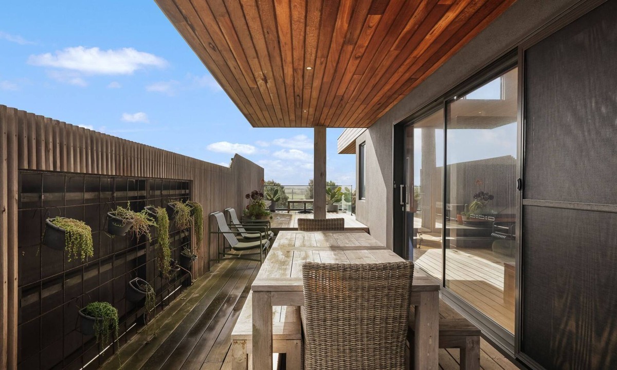Surf Beach House | Surfers Rest in Surf Beach