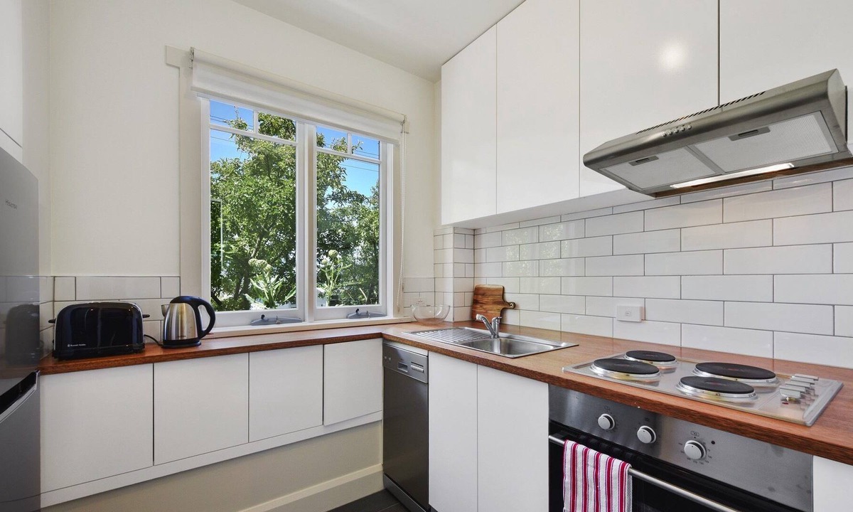 East Launceston Apartment | Surrounded by gorgeous gardens