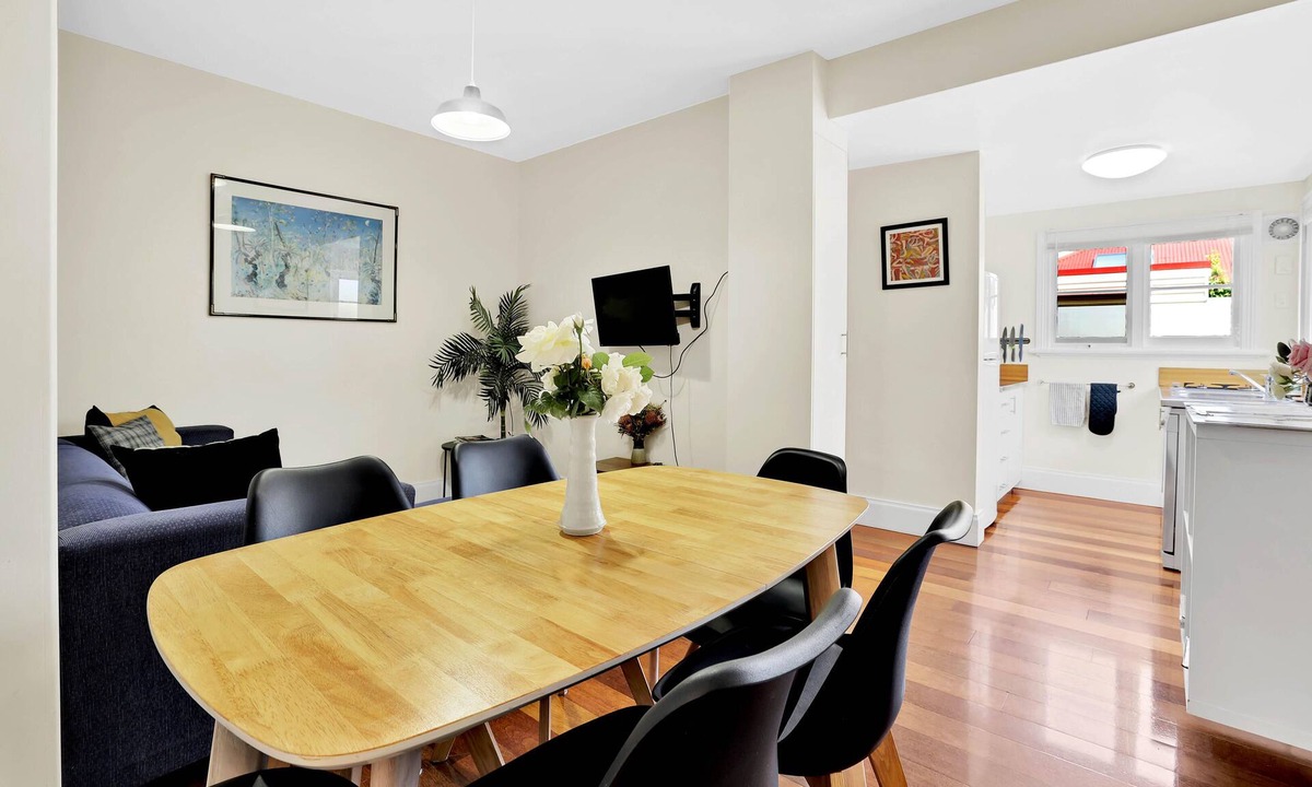Launceston CBD Cottage | Sweet Dreams Cottage - Wifi, Netflix + Courtyard