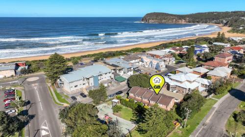 Copacabana House | Swells At Copa - Stroll To The Beach and Shops
