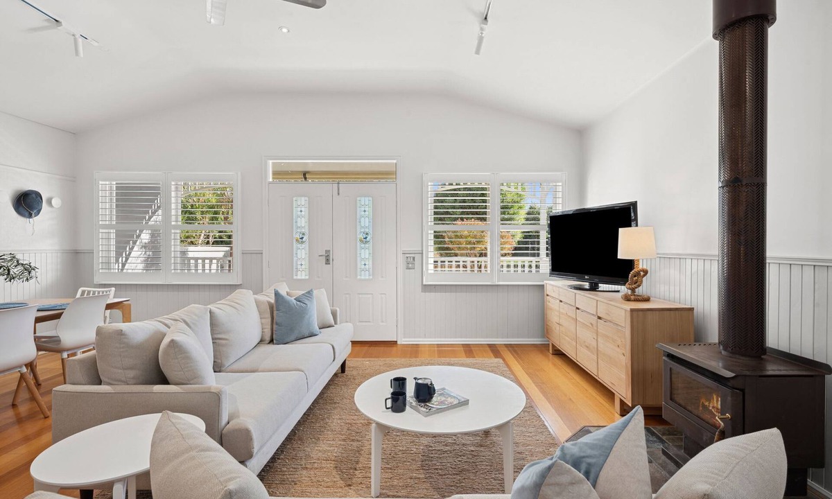 Ocean Grove House | Swyn Y Mor, Riverside Cottage Haven: Pet friendly