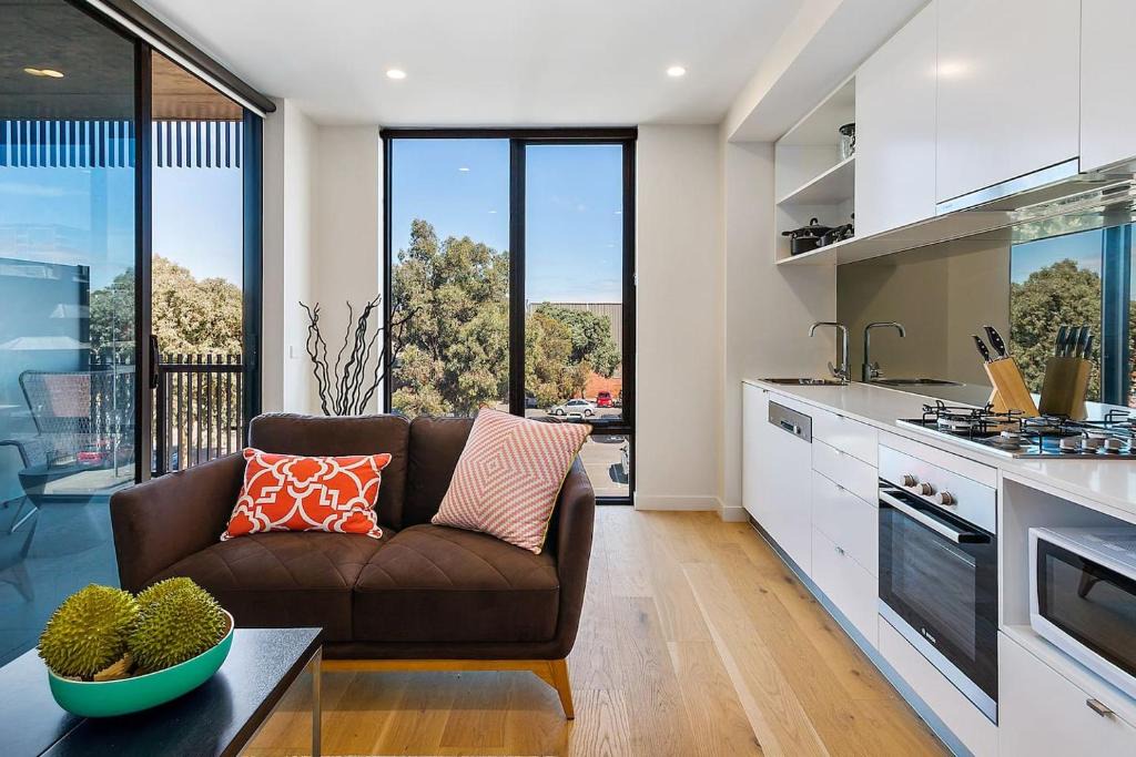 Brunswick Apartment | Sydney Rd Beauty. Brunswick train 300m, trams, wifi, parking & Netflix