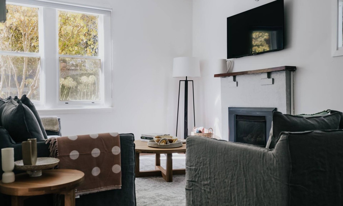 Hepburn Springs House | Sylvandale beautiful gardens and pet friendly!