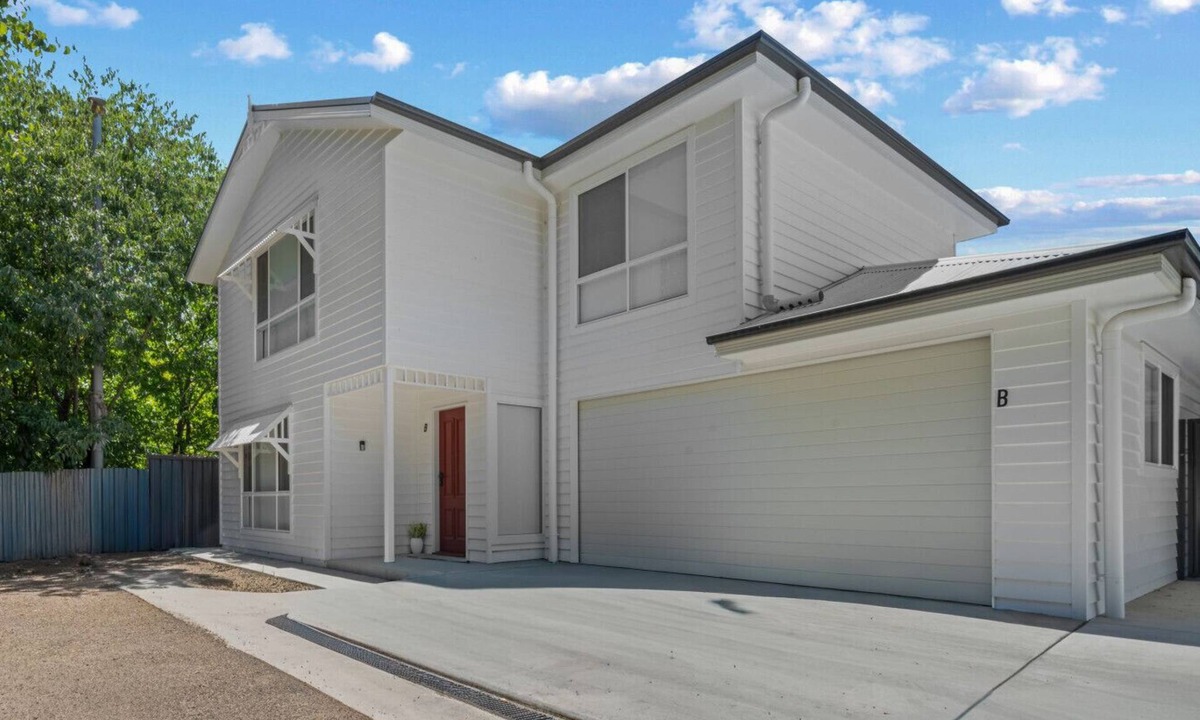 Wagga Wagga House | `Tanderra` Modern Walkable Wagga Townhouse