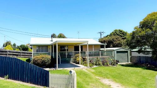 Lakes Entrance House | Tanjil Cottage - Relaxing Coastal Stay