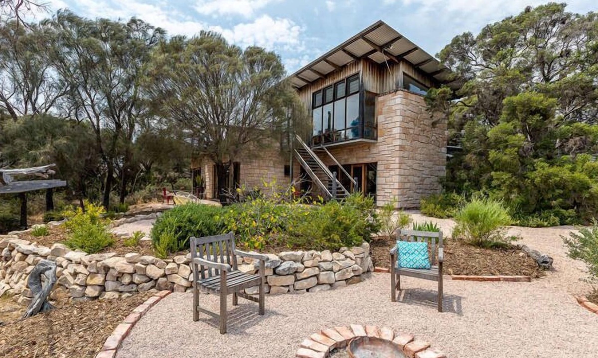 Lake Wangary House | Templetonia - Step into this retro delight to be wrapped in warmth and earthy comfort in this unique