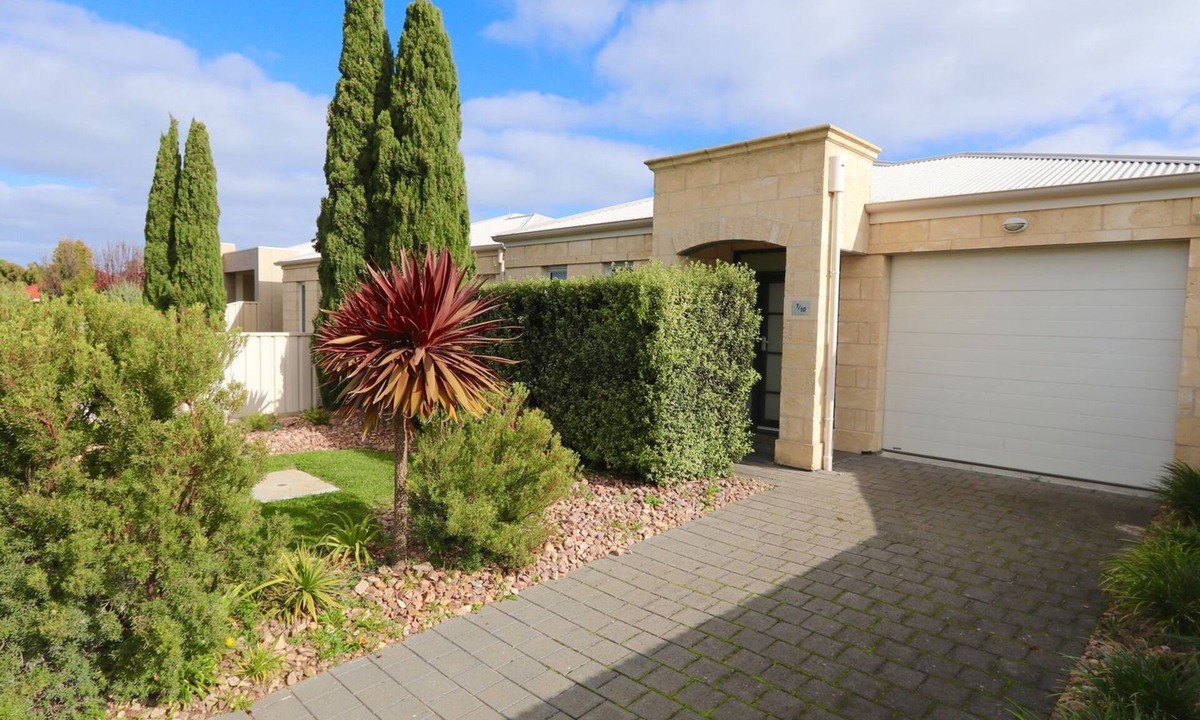 Waterhouse House | 'Ten Robe Street' - town central holiday home.