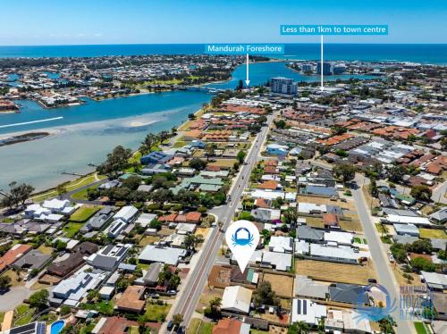 Dudley Park House | The Art Lovers Cottage in Mandurah 2BR