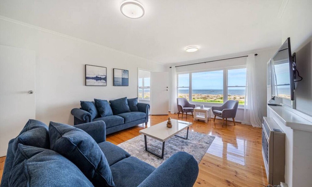 Tennyson House | The Breeze @ Tennyson: Absolute Beachfront Escape
