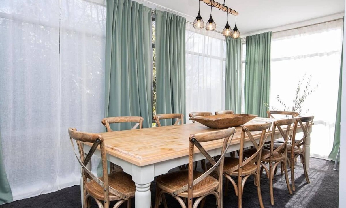 Orange House | The Byng House Central Orange Sleeps 12