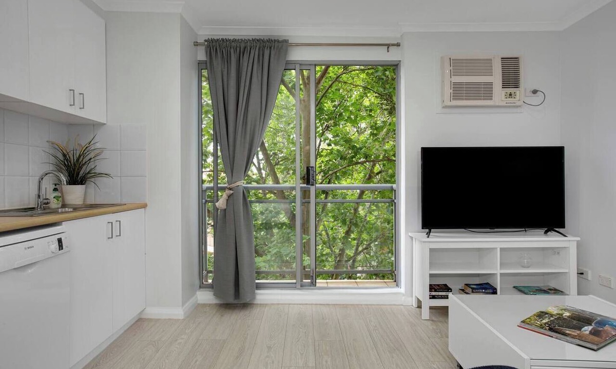 Crows Nest Apartment | The Crows Nest Spacious Studio with Balcony
