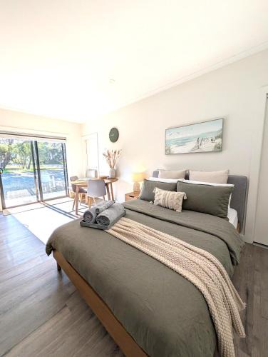 Kingscote House | The Duck House: Modern, Rural, 3 min drive to town