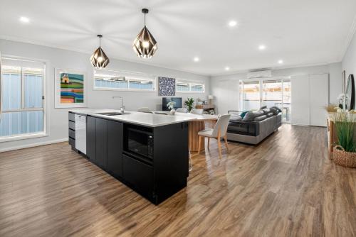 Wagga Wagga House | The Forsyth - Stylish 4BR Near CBD