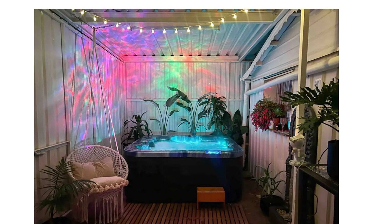 Seacliff Park House | The garden pool & spa house with ocean views. Sleeps up to 16 people in comfort.