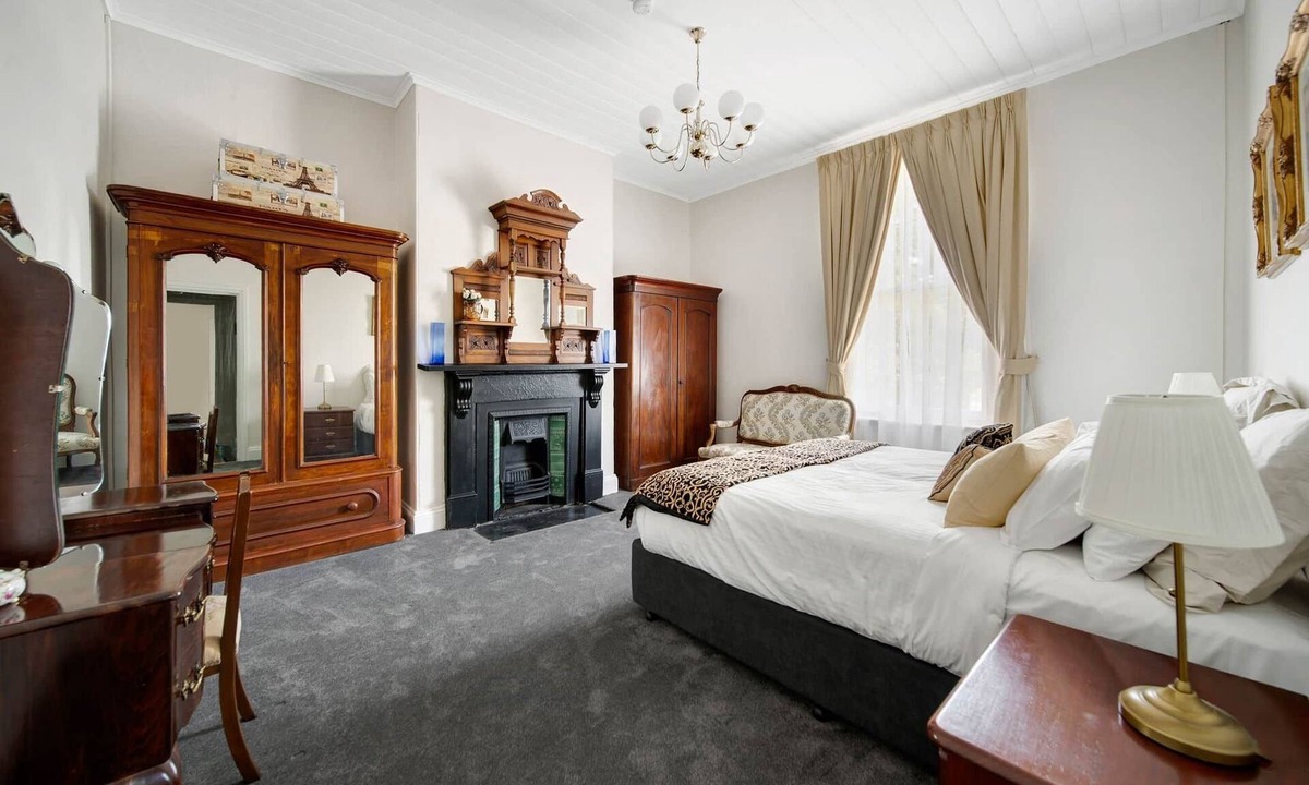 Castlemaine House | The Globe Circa 1855