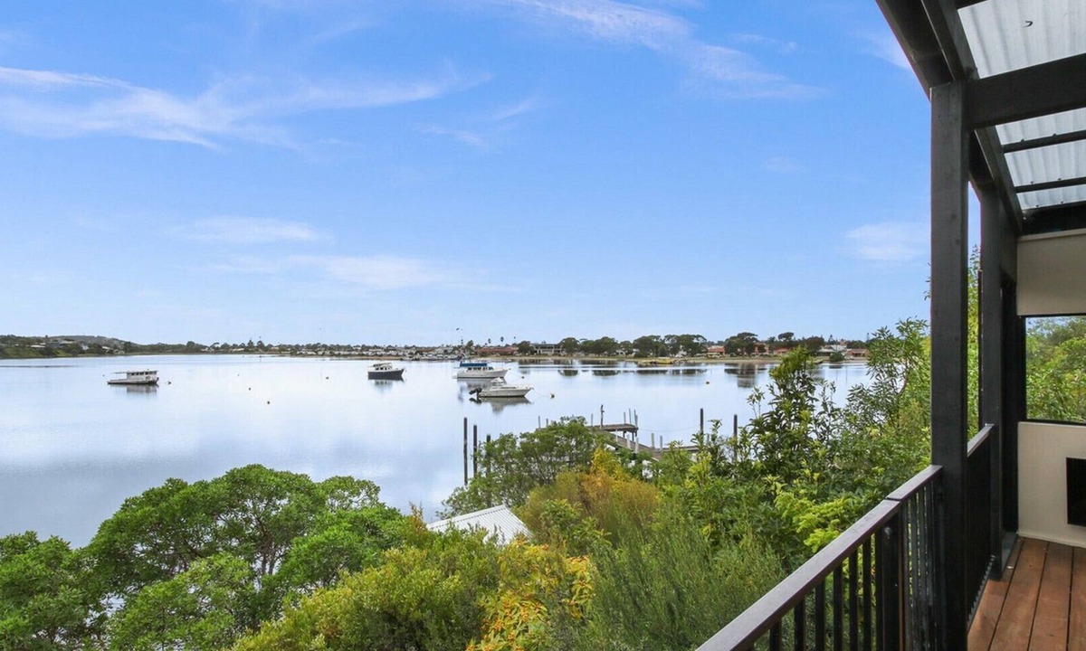 Kalimna House | The Hide Away | Scenic Waterfront Escape