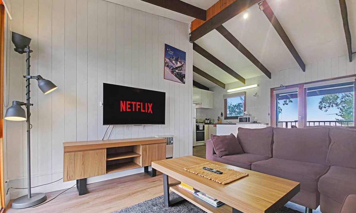 Jindabyne Apartment | *The Hideout - Lake Views | WiFi | Pet Friendly | Smart TV | Bike Storage*