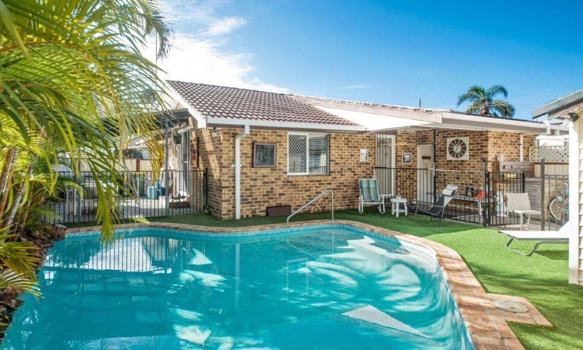 The Entrance House | The Manning Pool House