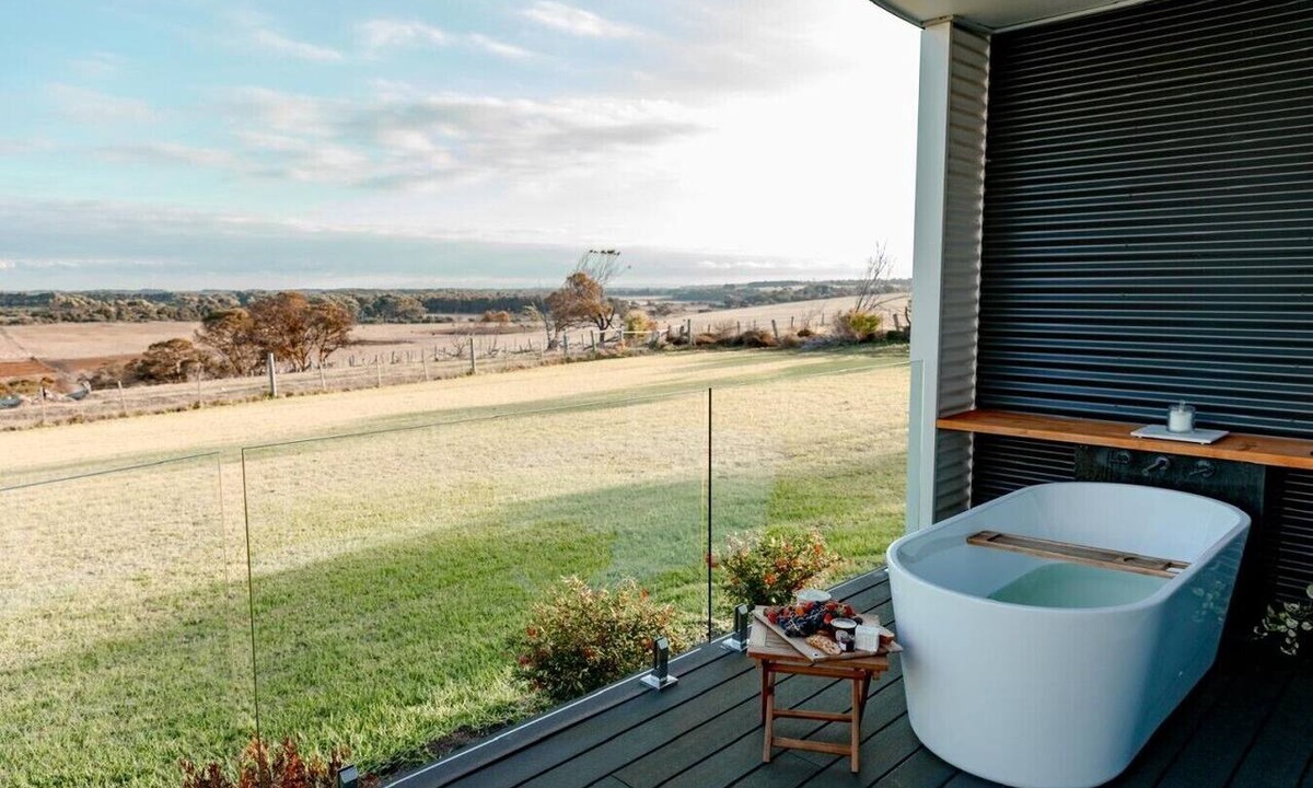 Point Lonsdale Villa | The Nest Luxury Stay- Disability suitable, Private bath tub on deck with views, Breakfast included