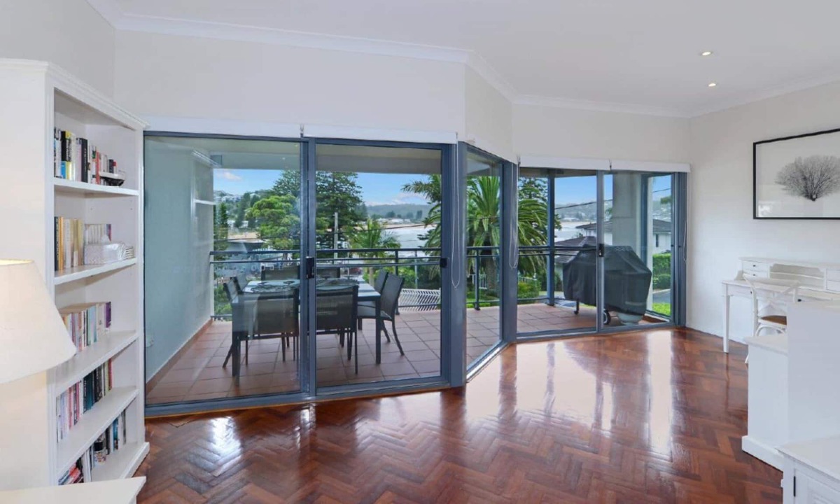 Avoca Beach House | The Point on Cliff - Two Levels and Views