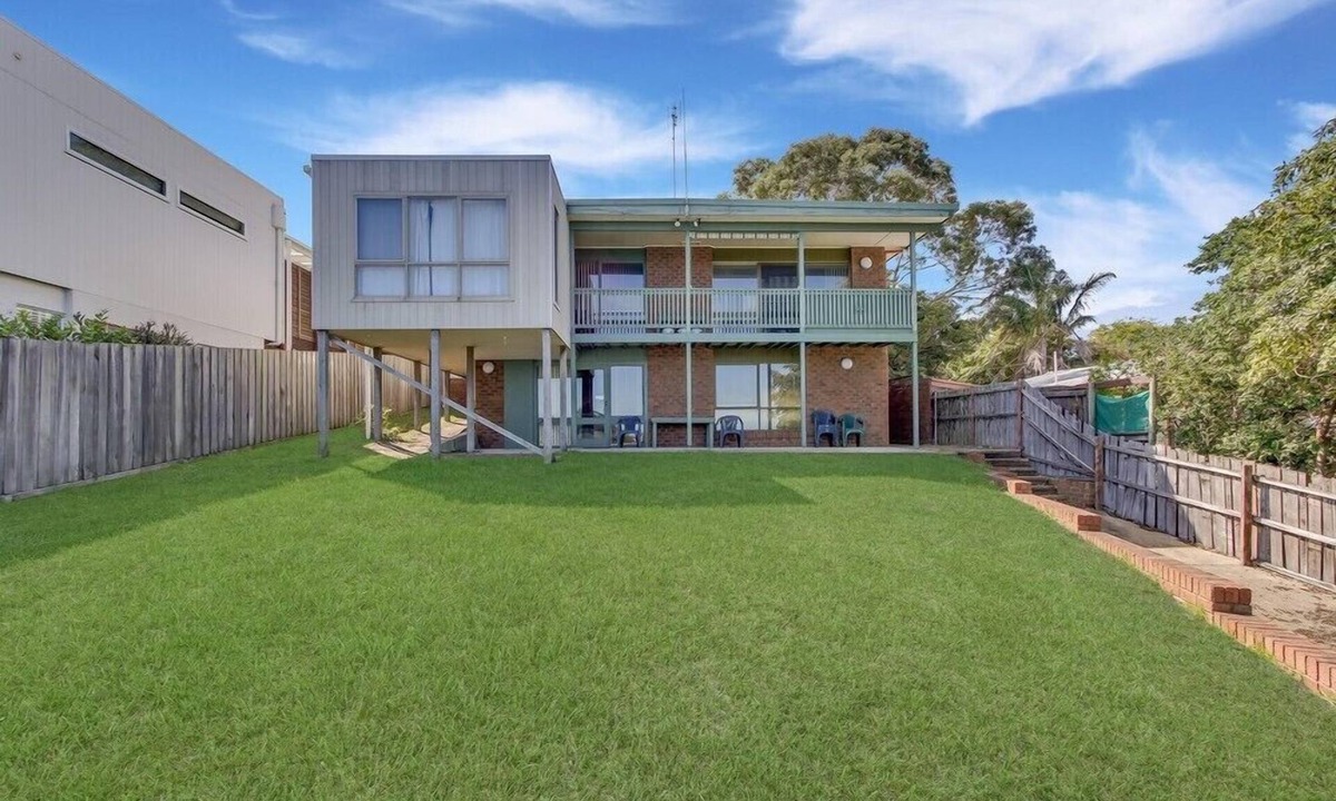 Lakes Entrance House | The Point | Spacious Waterfront Escape