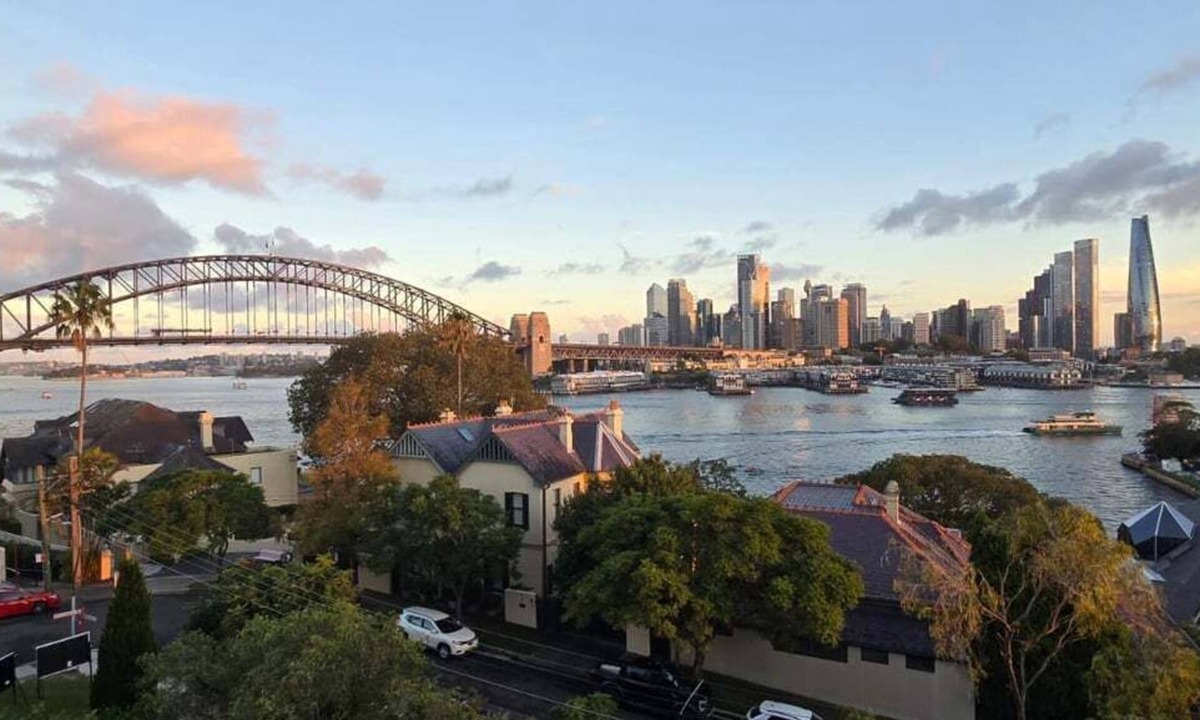 McMahons Point Apartment | The Postcard - Harbour Bridge & Opera House Views