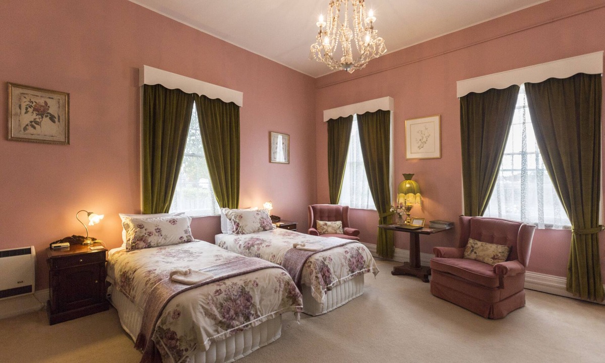 Longford Bed & Breakfast | The Racecourse Inn