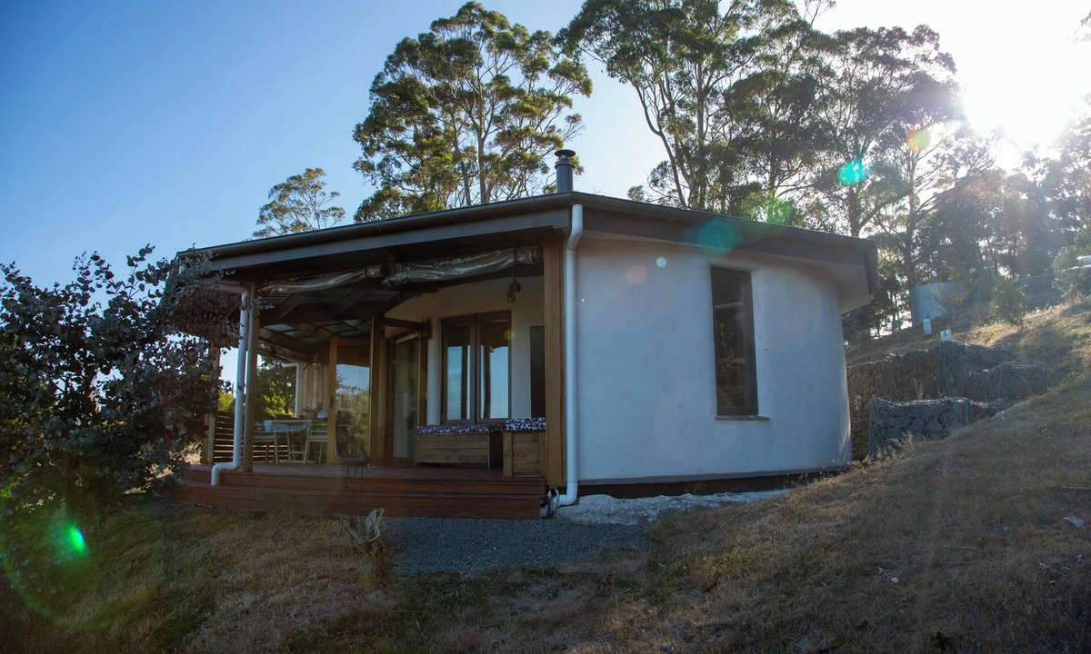 Cygnet House | The Roundhouses. Strawbale luxury accommodation on a small hobby farm.