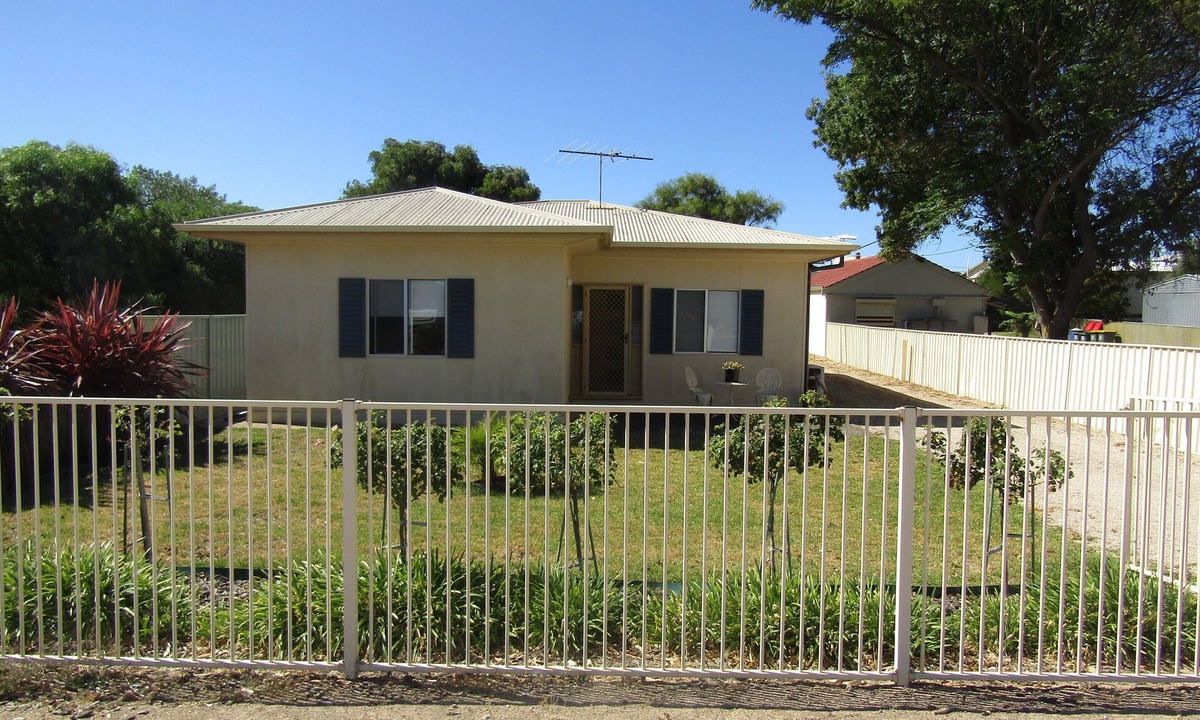 Dalrymple House | The Shack at Stansbury - Short walk to the beach! Off peak special!