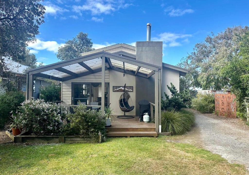 Sandy Point House | The Vibe Sandy Point Stay 3 Pay 2 Winter Special