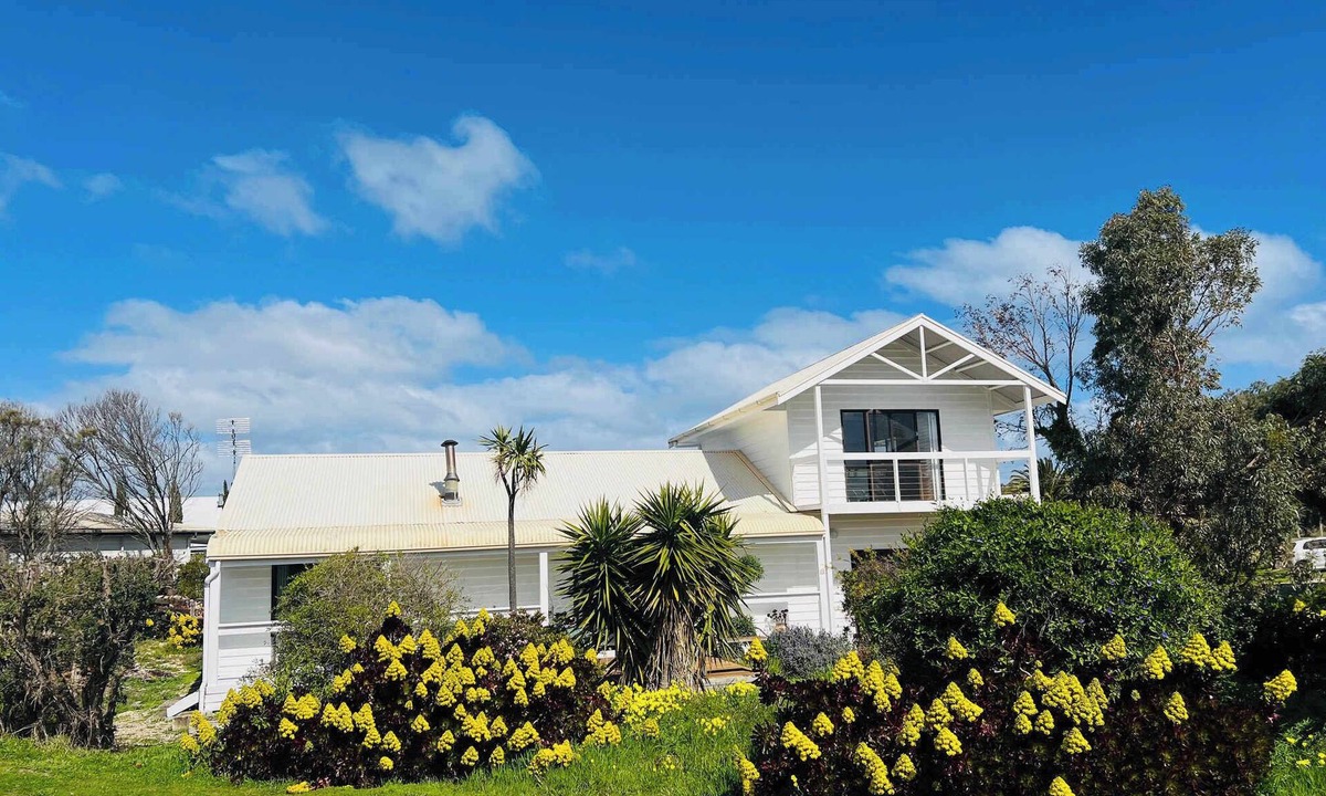 Waterhouse House | The WardRobe - WIFI- Pet Friendly Outside
